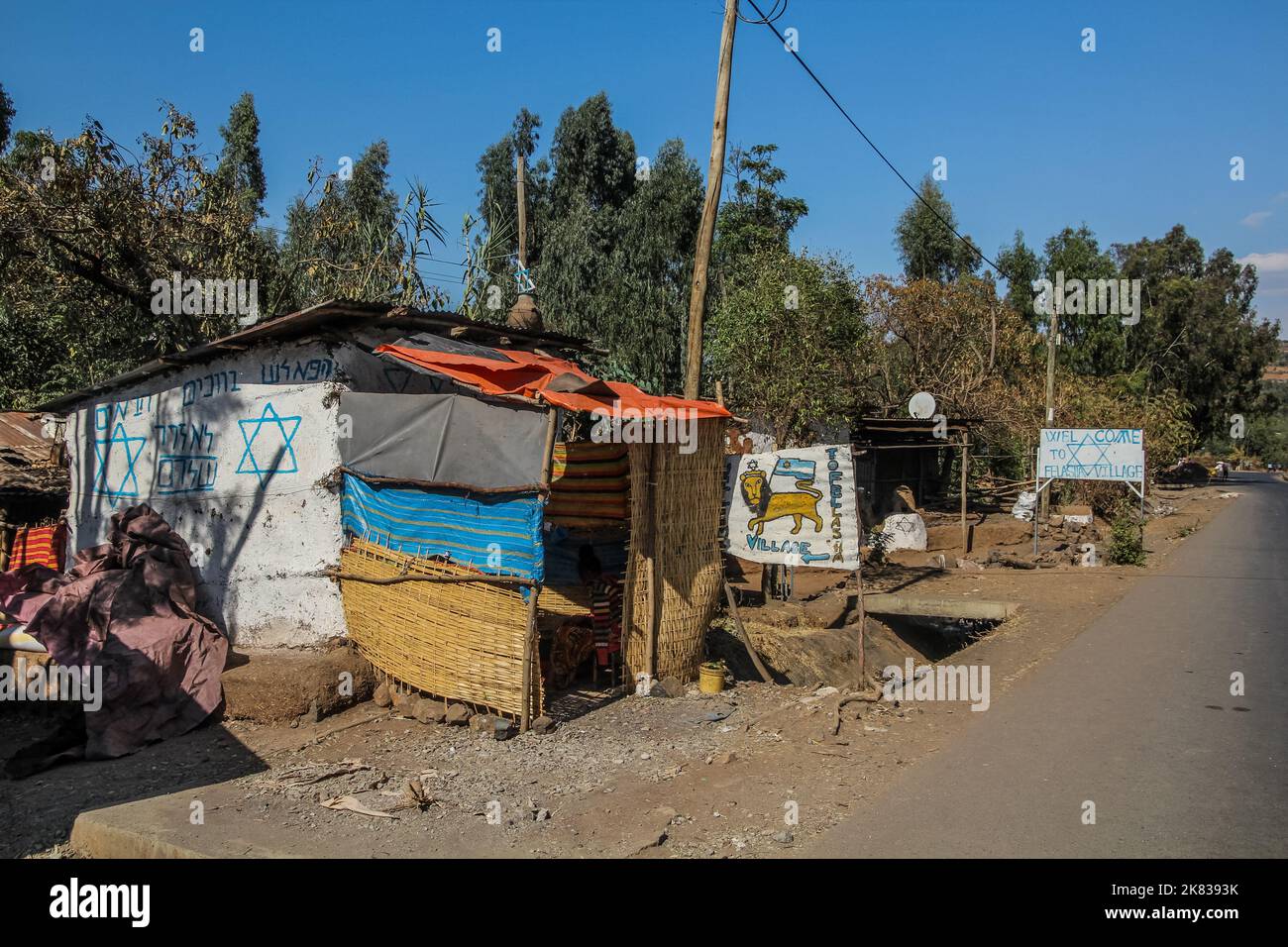 WOLLEKA, ETHIOPIE - 14 MARS 2019 : le village de Falasha signe dans un ancien village de Juifs éthiopiens Wolleka, Ethiopie. Banque D'Images WOLLEKA, ETHIOPIE - 14 MARS 2019 : le village de Falasha signe dans un ancien village de Juifs éthiopiens Wolleka, Ethiopie. Banque D'Images
