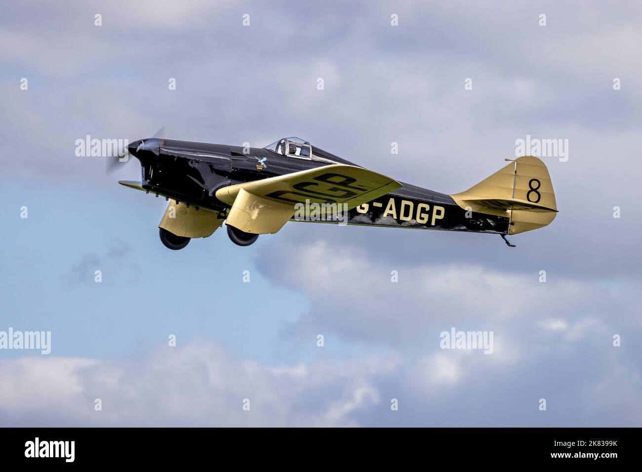 1935 miles Hawk Speed six « G-ADGP » en vol au salon de l'aéronautique du jour de la course qui s'est tenu à Shuttleworth le 2nd octobre 2022 Banque D'Images