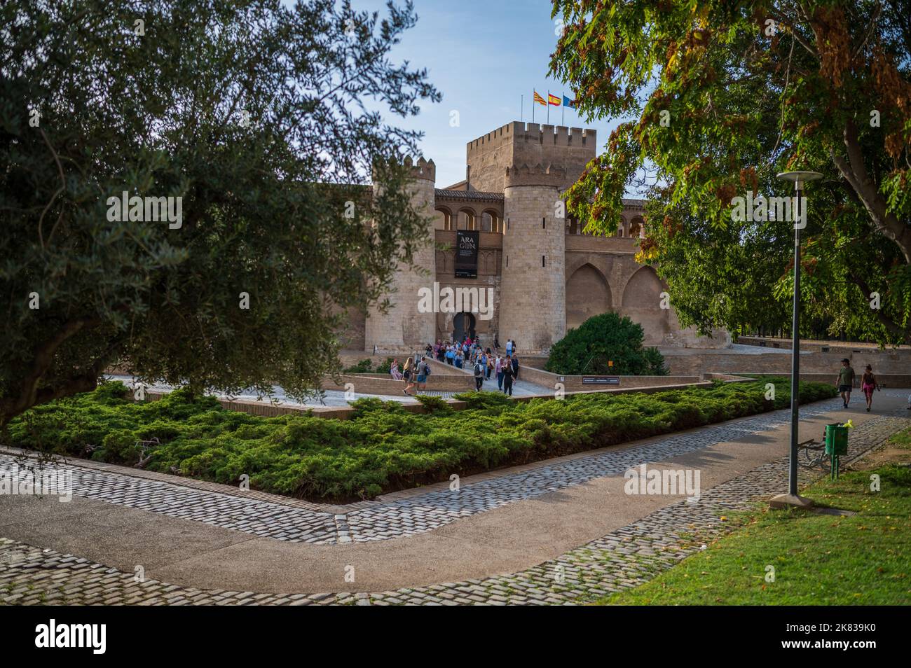 Le palais Aljaferia est un palais médiéval fortifié construit pendant la seconde moitié du 11th siècle dans le Taifa de Saragosse à Al-Andalus, aujourd'hui d Banque D'Images