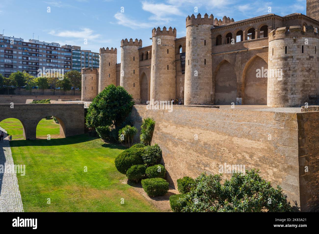 Le palais Aljaferia est un palais médiéval fortifié construit pendant la seconde moitié du 11th siècle dans le Taifa de Saragosse à Al-Andalus, aujourd'hui d Banque D'Images