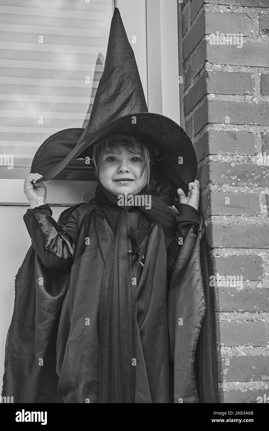 Adorable enfant sur le porche habillé en costume d'halloween Banque D'Images