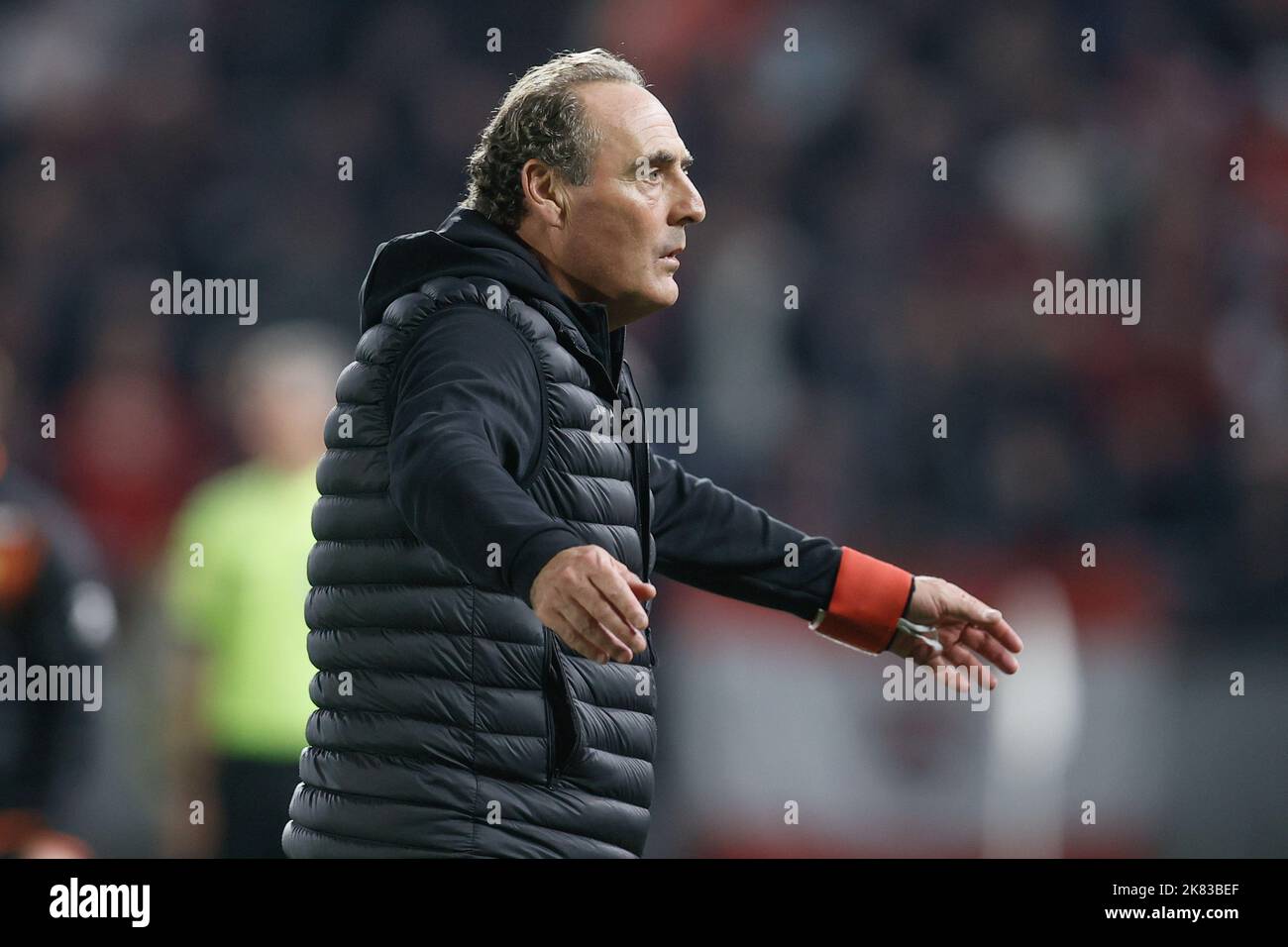 Anvers, Belgique. 20th octobre 2022. L'entraîneur en chef d'Ostende, Yves Vanderhaeghe, réagit lors d'un match de football entre le Royal Antwerp FC et LE KV Ostende, le jeudi 20 octobre 2022 à Anvers, le 13 jour de la première division du championnat belge de la « Jupiler Pro League » 2022-2023. Credit: Belga News Agency/Alay Live News Banque D'Images