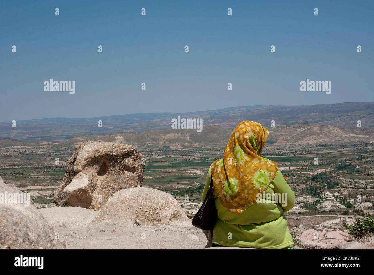 Une femme turque s'assoit et regarde le paysage de la Cappadoce Turquie Banque D'Images