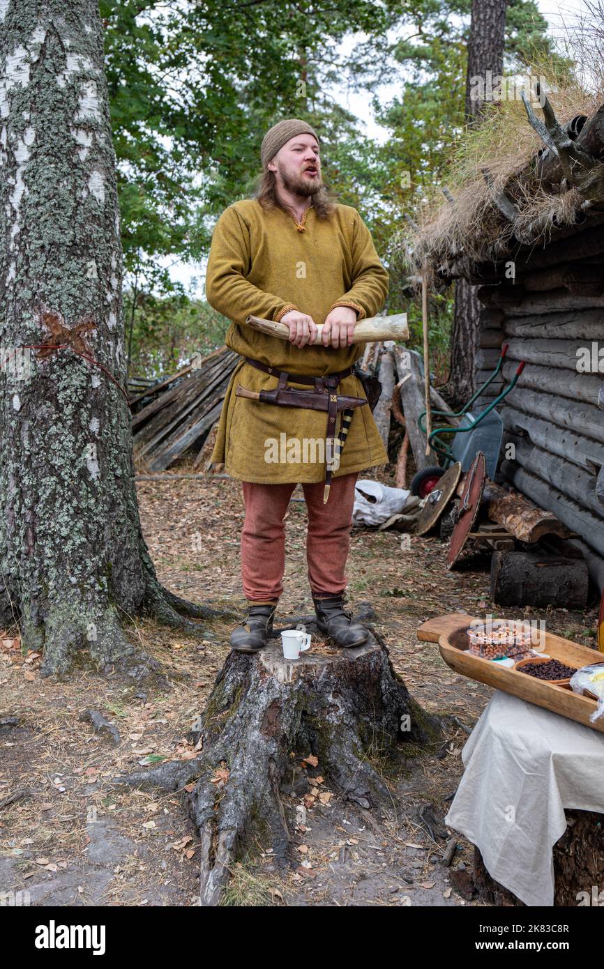 Réacteur avec une corne annonçant le calendrier du marché de l'âge de fer de Pukkisaari dans le district de Vähä-Meilahti à Helsinki, en Finlande Banque D'Images