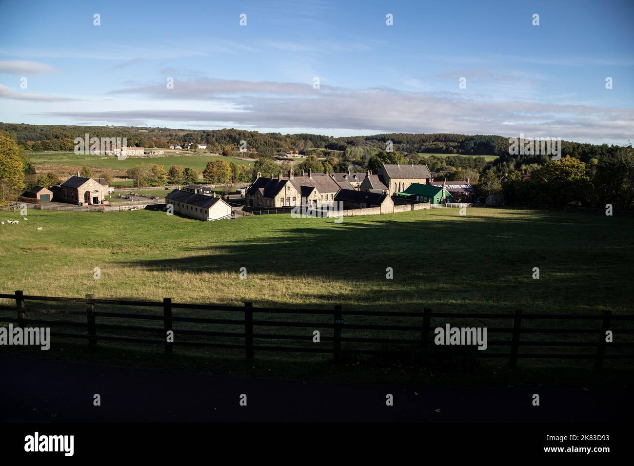 Vue sur un village de Pit à thème de 1900s au Beamish Living Museum, où se trouve une communauté de colliery à une époque de pic de production de charbon dans le nord-est de l'Angleterre Banque D'Images