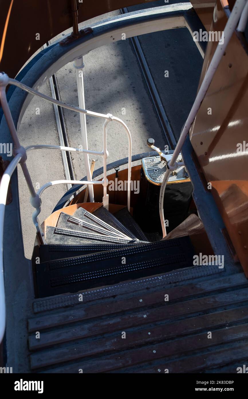 Vue sur les escaliers depuis la terrasse ouverte supérieure du tramway 31 de Blackpool du contrôleur d'alimentation BTH au musée Beamish, comté de Durham, Royaume-Uni Banque D'Images