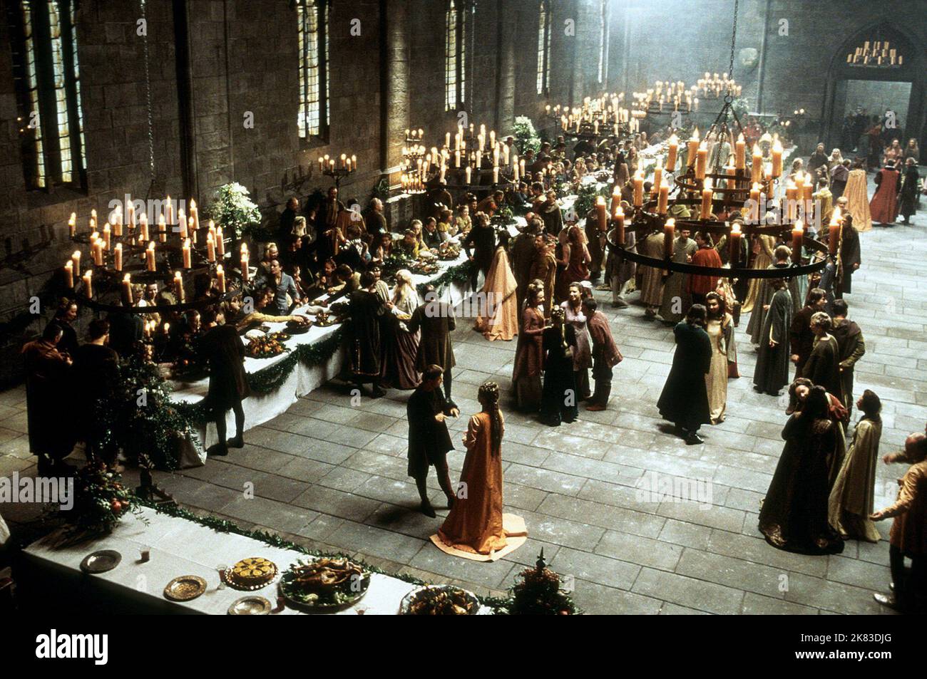 Banquet Scene film: A Knight'S Tale (USA 2001) Directeur: Brian Helgeland 08 mars 2001 **AVERTISSEMENT** cette photographie est destinée à un usage éditorial exclusif et est protégée par les droits d'auteur de COLUMBIA et/ou du photographe assigné par la Société du film ou de la production et ne peut être reproduite que par des publications dans le cadre de la promotion du film ci-dessus. Un crédit obligatoire pour LA COLOMBIE est requis. Le photographe doit également être crédité lorsqu'il est connu. Aucune utilisation commerciale ne peut être accordée sans l'autorisation écrite de la Société du film. Banque D'Images