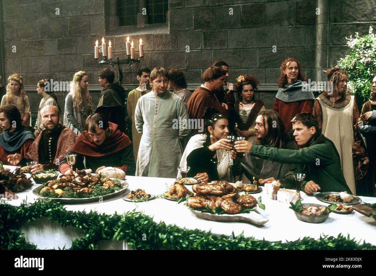 Banquet Scene film: A Knight'S Tale (USA 2001) Directeur: Brian Helgeland 08 mars 2001 **AVERTISSEMENT** cette photographie est destinée à un usage éditorial exclusif et est protégée par les droits d'auteur de COLUMBIA et/ou du photographe assigné par la Société du film ou de la production et ne peut être reproduite que par des publications dans le cadre de la promotion du film ci-dessus. Un crédit obligatoire pour LA COLOMBIE est requis. Le photographe doit également être crédité lorsqu'il est connu. Aucune utilisation commerciale ne peut être accordée sans l'autorisation écrite de la Société du film. Banque D'Images