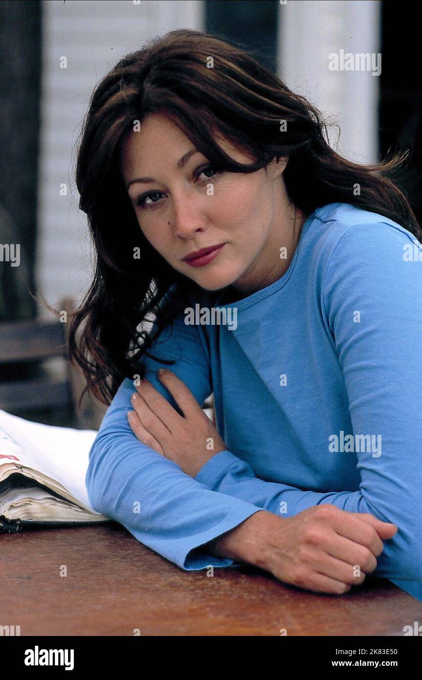 Shannen Doherty film: Another Day (2001) personnages: Kate Director: Jeffrey Reiner 04 décembre 2001 **AVERTISSEMENT** cette photographie est à usage éditorial exclusif et est le droit d'auteur d'ALLIANCE ATLANTIS et/ou le photographe assigné par la Société de film ou de production et ne peut être reproduite que par des publications en conjonction avec la promotion du film ci-dessus. Un crédit obligatoire pour ALLIANCE ATLANTIS est requis. Le photographe doit également être crédité lorsqu'il est connu. Aucune utilisation commerciale ne peut être accordée sans l'autorisation écrite de la Société du film. Banque D'Images