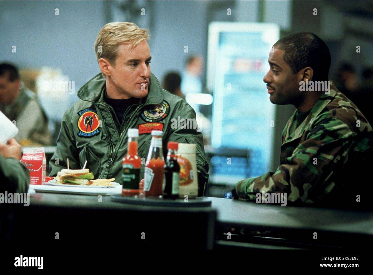 Owen Wilson et Charles Malik Whitfield film: Behind Enemy Lines (USA 2001) personnages: Le lieutenant Chris Burnett et le capitaine Rodway, USMC 17 novembre 2001 **AVERTISSEMENT** cette photographie est destinée à un usage éditorial exclusif et est le droit d'auteur de 20th CENTURY FOX et/ou le photographe assigné par la Société de film ou de production et ne peut être reproduite que par des publications dans le cadre de la promotion du film ci-dessus. Un crédit obligatoire à 20th CENTURY FOX est requis. Le photographe doit également être crédité lorsqu'il est connu. Aucune utilisation commerciale ne peut être accordée sans l'autorisation écrite de la Société du film. Banque D'Images