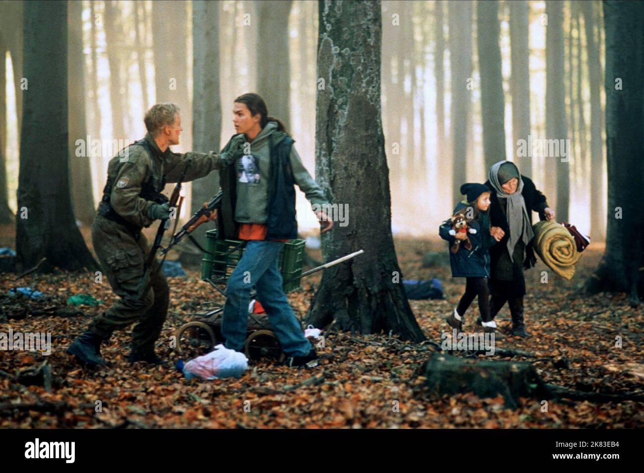 Owen Wilson & Kamil Kolarik film: Behind Enemy Lines (USA 2001) personnages: Lt. Chris Burnett & Babic 17 novembre 2001 **AVERTISSEMENT** cette photographie est à usage éditorial exclusif et est protégée par les droits d'auteur de 20th CENTURY FOX et/ou du photographe attribué par la Société de film ou de production et ne peut être reproduite que par des publications dans le cadre de la promotion du film ci-dessus. Un crédit obligatoire à 20th CENTURY FOX est requis. Le photographe doit également être crédité lorsqu'il est connu. Aucune utilisation commerciale ne peut être accordée sans l'autorisation écrite de la Société du film. Banque D'Images