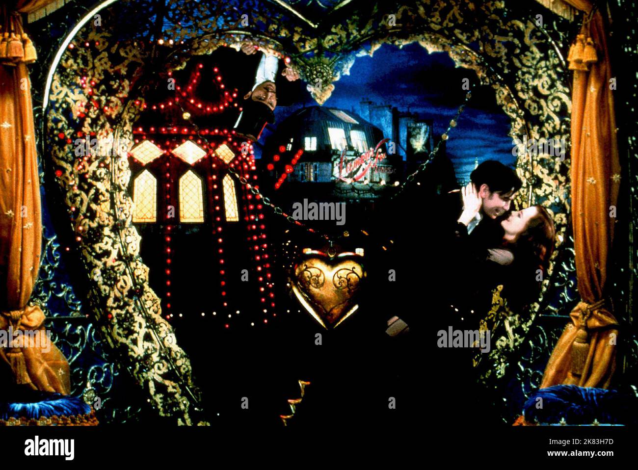 John Leguizamo, Nicole Kidman et Ewan McGregor film: Moulin Rouge! (USA/AUS 2001) personnages : Toulouse-Lautrec, Satine et Christian Director : Baz Luhrmann 09 mai 2001 **AVERTISSEMENT** cette photographie est à usage éditorial exclusif et est le droit d'auteur de 20th CENTURY FOX et/ou le photographe assigné par la Société de film ou de production et ne peut être reproduite que par des publications dans le cadre de la promotion du film ci-dessus. Un crédit obligatoire à 20th CENTURY FOX est requis. Le photographe doit également être crédité lorsqu'il est connu. Aucune utilisation commerciale ne peut être accordée sans l'autorisation écrite de l'IF Banque D'Images