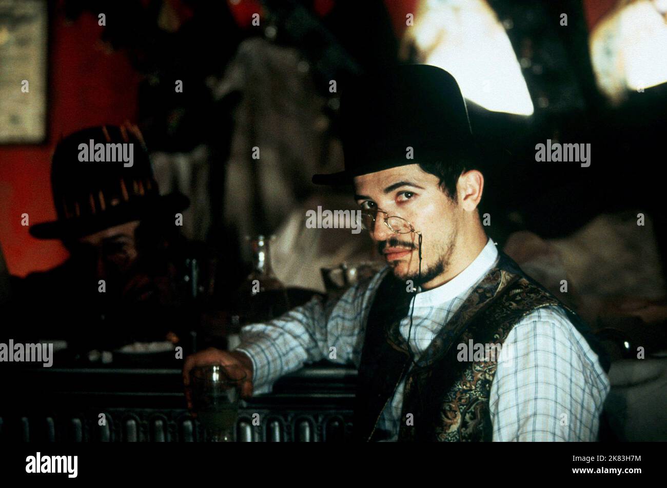 John Leguizamo film: Moulin Rouge! (USA/AUS 2001) personnages: Toulouse-Lautrec Directeur: Baz Luhrmann 09 mai 2001 **AVERTISSEMENT** cette photographie est à usage éditorial exclusif et est le droit d'auteur de 20th CENTURY FOX et/ou le photographe assigné par la Société de film ou de production et ne peut être reproduite que par des publications dans le cadre de la promotion du film ci-dessus. Un crédit obligatoire à 20th CENTURY FOX est requis. Le photographe doit également être crédité lorsqu'il est connu. Aucune utilisation commerciale ne peut être accordée sans l'autorisation écrite de la Société du film. Banque D'Images