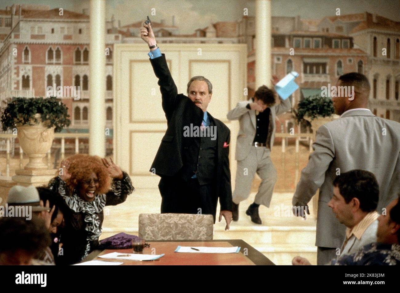 Whoopi Goldberg, John Cleese, Cuba Gooding Jr film: Rat Race (2001) personnages: Vera Baker,Donald P. Sinclair, 30 juillet 2001 **AVERTISSEMENT** cette photographie est destinée à un usage éditorial exclusif et est protégée par les droits d'auteur de PATHE et/ou du photographe attribué par la Société du film ou de la production et ne peut être reproduite que par des publications dans le cadre de la promotion du film ci-dessus. Un crédit obligatoire pour le PATHE est requis. Le photographe doit également être crédité lorsqu'il est connu. Aucune utilisation commerciale ne peut être accordée sans l'autorisation écrite de la Société du film. Banque D'Images Whoopi Goldberg, John Cleese, Cuba Gooding Jr film: Rat Race (2001) personnages: Vera Baker,Donald P. Sinclair, 30 juillet 2001 **AVERTISSEMENT** cette photographie est destinée à un usage éditorial exclusif et est protégée par les droits d'auteur de PATHE et/ou du photographe attribué par la Société du film ou de la production et ne peut être reproduite que par des publications dans le cadre de la promotion du film ci-dessus. Un crédit obligatoire pour le PATHE est requis. Le photographe doit également être crédité lorsqu'il est connu. Aucune utilisation commerciale ne peut être accordée sans l'autorisation écrite de la Société du film. Banque D'Images