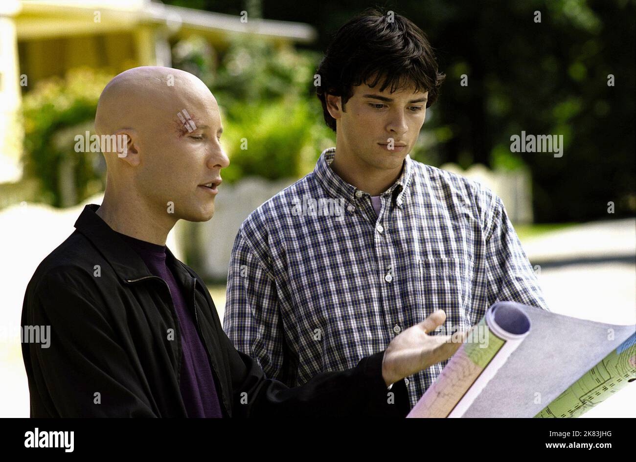 Michael Rosenbaum et Tom Welling Television : Smallville (2001) personnages : Lex Luthor & Clark Kent 31 décembre 2001 **AVERTISSEMENT** cette photographie est destinée à un usage éditorial exclusif et est protégée par les droits d'auteur de WARNER BROS et/ou du photographe attribué par la société film ou production et ne peut être reproduite que par des publications dans le cadre de la promotion du film ci-dessus. Un crédit obligatoire pour WARNER BROS est requis. Le photographe doit également être crédité lorsqu'il est connu. Aucune utilisation commerciale ne peut être accordée sans l'autorisation écrite de la Société du film. Banque D'Images
