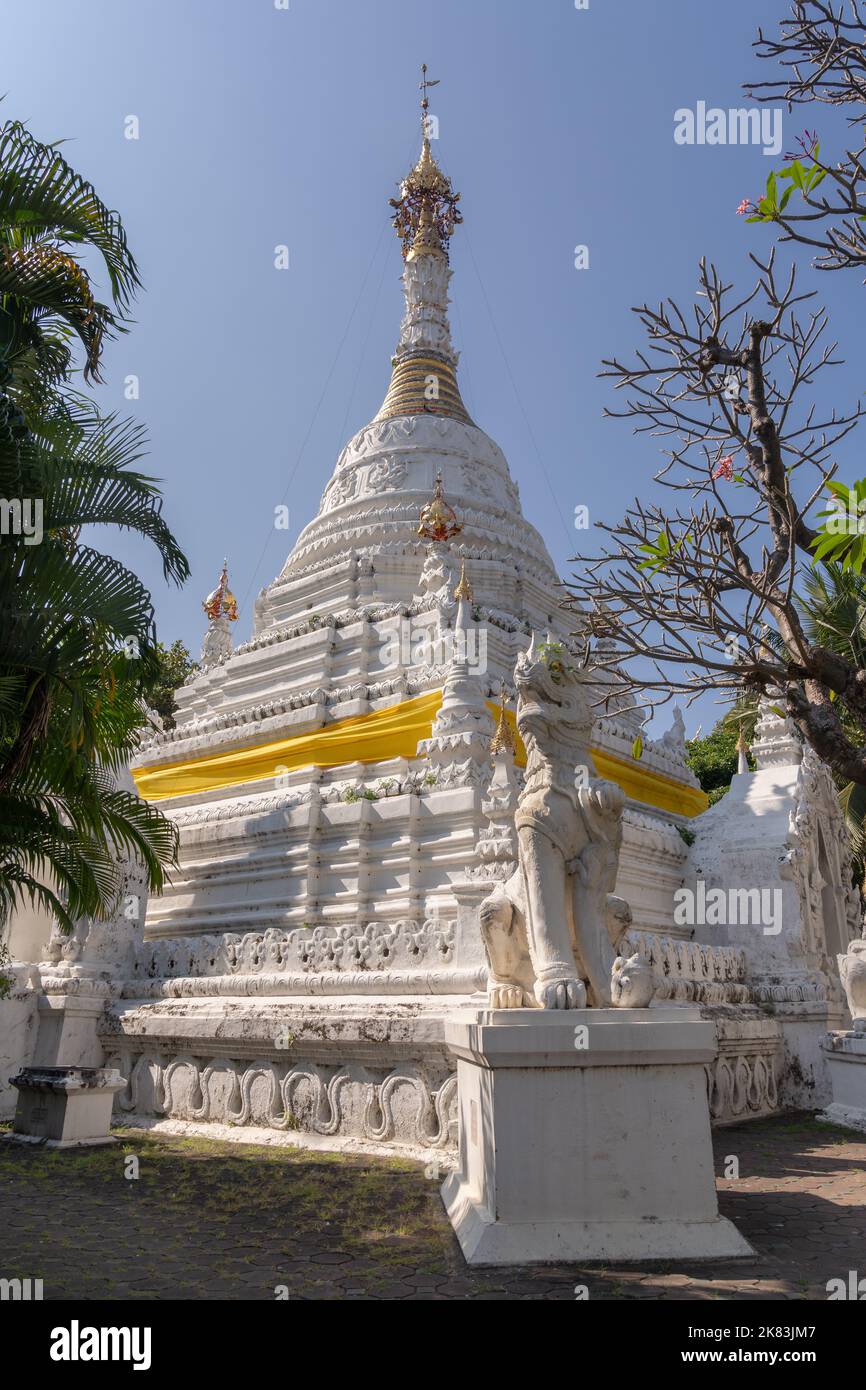 Vue panoramique à angle bas de la magnifique stupa blanche de style birman antique ou chedi avec le lion gardien au temple bouddhiste de Wat Mahawan, Chiang Mai, Thaïlande Banque D'Images