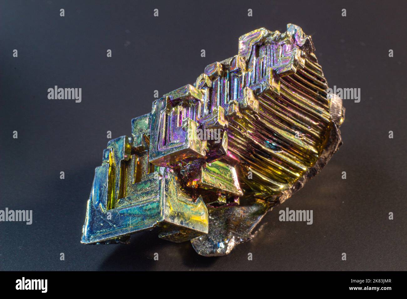 Bismuth bi gros plan sur une surface noire.cristal de couleur et de forme intéressant. Cristal métallique Banque D'Images