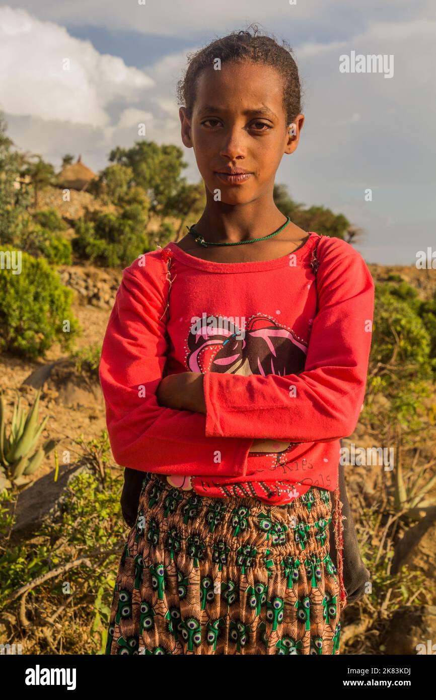 AXUM, ETHIOPIE - 19 MARS 2019 : jeune fille près d'Axum, Ethiopie Banque D'Images