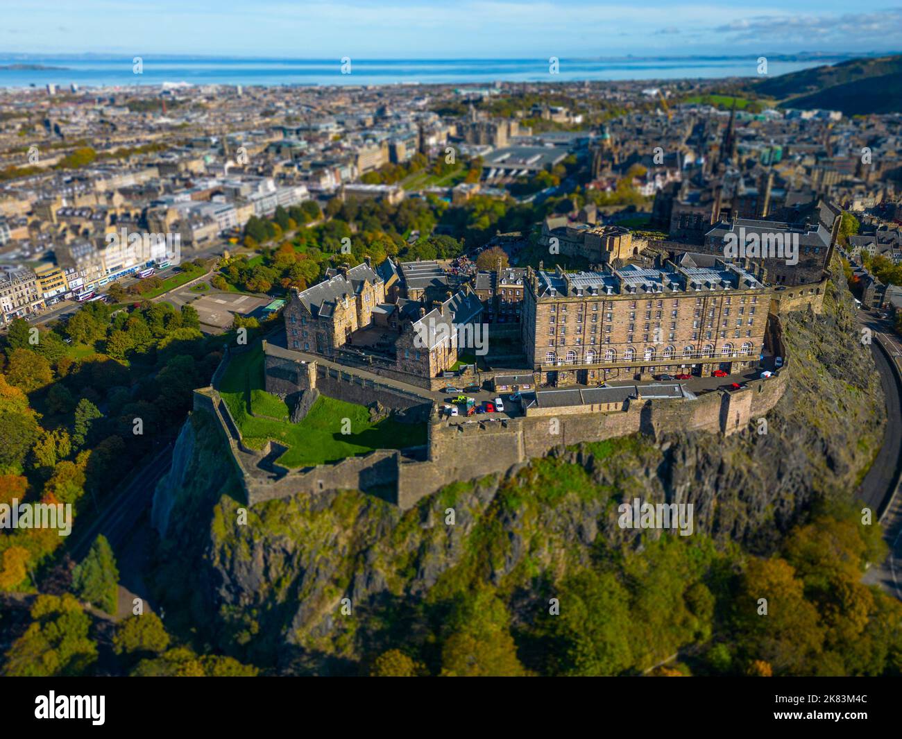 Effet de décalage d'inclinaison pour miniaturiser la vue aérienne du château d'Édimbourg, Écosse, Royaume-Uni Banque D'Images