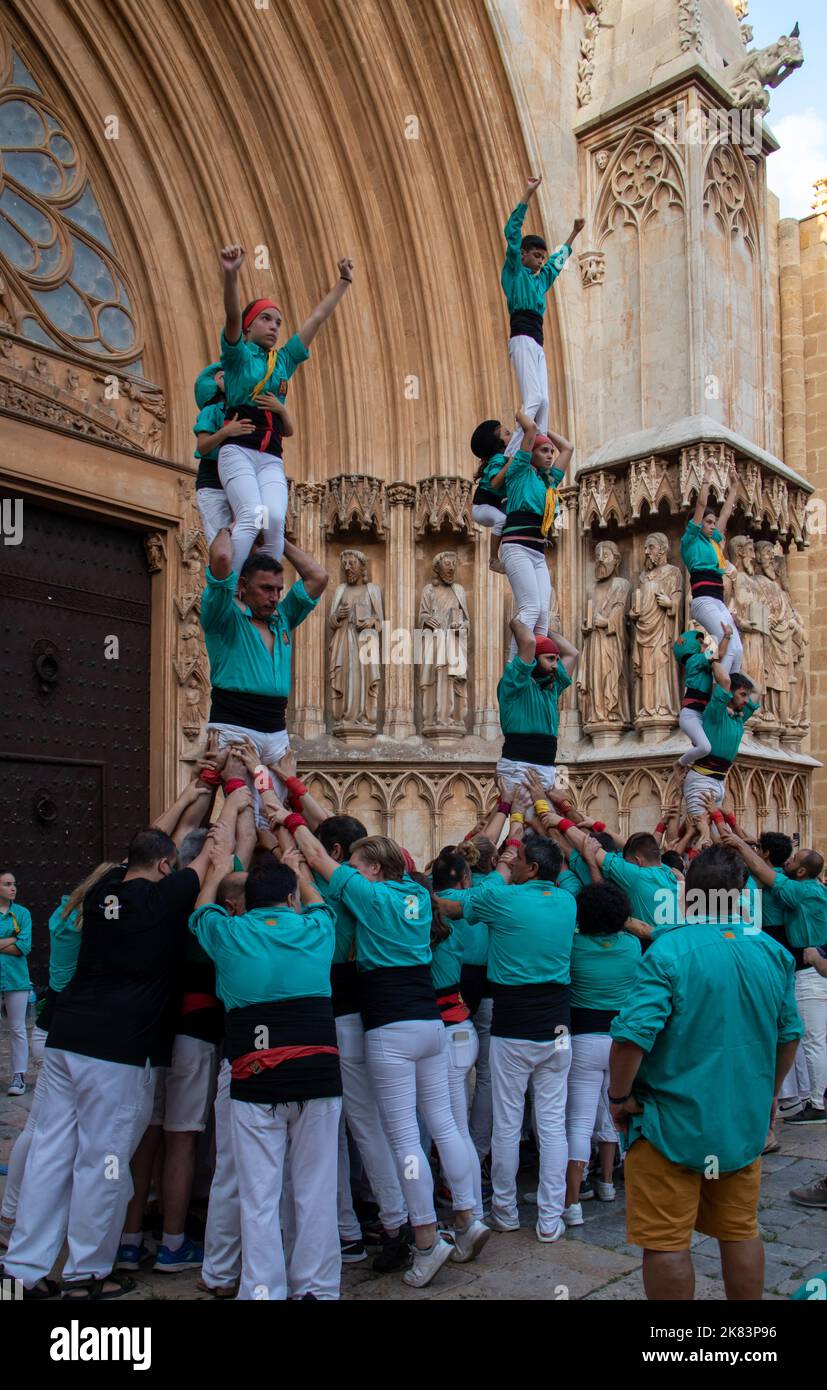 Castells : gente haciendo torres humanas frente a la catedral de Tarragone, espectáculo tradicional en Cataluña, España Banque D'Images