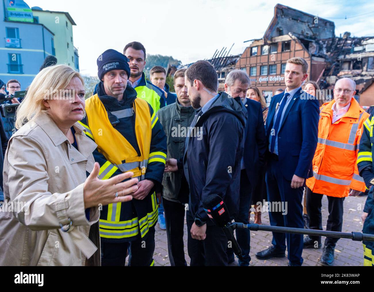 Allemagne. 20th octobre 2022. 20 octobre 2022, Mecklembourg-Poméranie occidentale, Groß Strömkendorf: Nancy Faeser (SPD), ministre fédérale de l'intérieur, parle devant l'hôtel brûlé avec des pompiers qui ont été impliqués dans les travaux de sauvetage. Le bâtiment, qui abritait des réfugiés d'Ukraine, a brûlé la nuit dernière. Personne n'a été blessé dans l'incendie, on soupçonne un incendie criminel. Les 14 résidents ont été logés dans d'autres appartements après les travaux de sauvetage. Photo: Jens Büttner/dpa crédit: dpa Picture Alliance/Alay Live News Banque D'Images