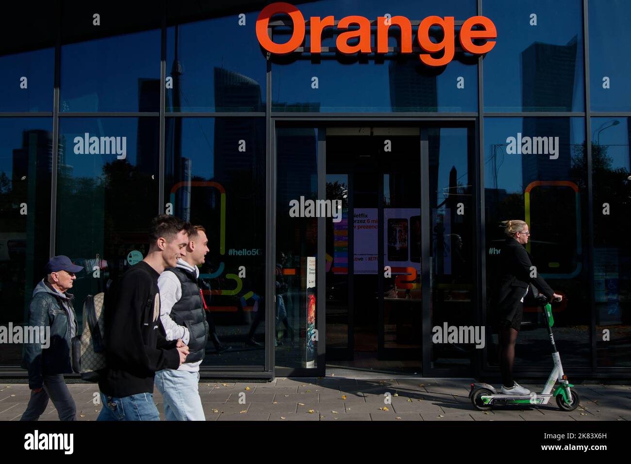 Varsovie, Pologne. 20th octobre 2022. Une boutique de fournisseurs mobiles Organe est vue dans un centre commercial de Strip à Varsovie, Pologne, le 13 octobre 2022. Le Fonds monétaire international (FMI) a revu à la baisse les prévisions de croissance de la Pologne pour les deux années consécutives. La croissance devrait diminuer en 2022 et 2023 de 07 % et 1,4 % respectueusement. Les résultats ont été publiés dans le rapport Perspectives de l'économie mondiale de mardi. (Photo de Jaap Arriens / Sipa USA) crédit: SIPA USA/Alay Live News Banque D'Images
