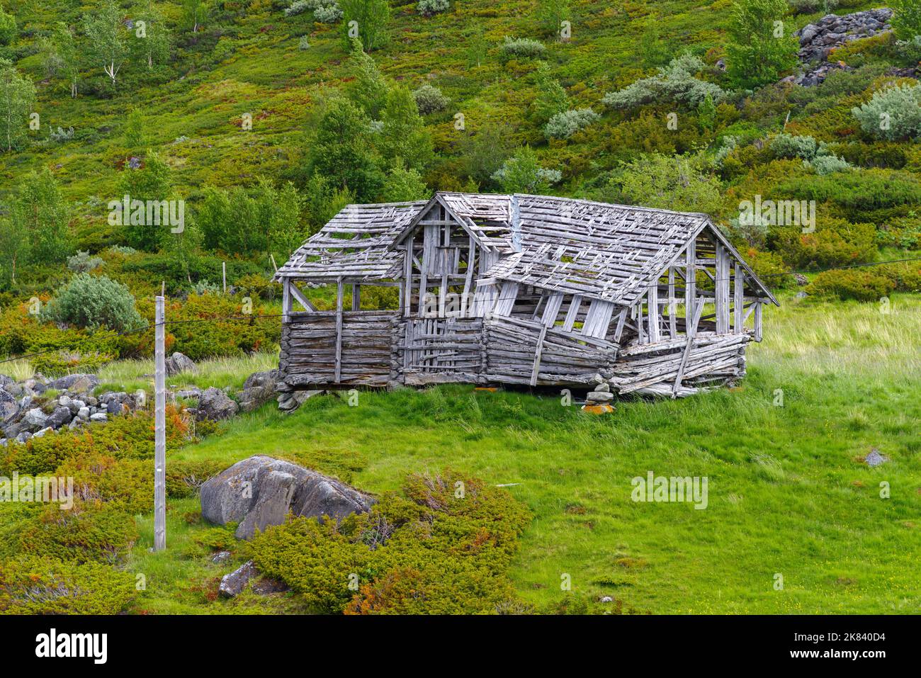 ancien hangar en bois prêt à s'effondrer dans un paysage norvégien Banque D'Images