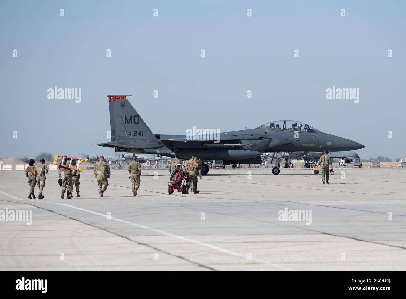 C-17 Globemaster IIIs avec l'escadre de transport aérien 62nd et F-15E Strike Eagles avec l'escadre de 366th Fighter mènent des tours de combat intégrés, 18 octobre 2022, Gowen Field, Idaho. Ces unités travaillent en tandem pour récupérer et lancer plusieurs avions à distance, comme dans un environnement de déploiement. (É.-U. Photo de la Garde nationale aérienne par le sergent d'état-major. Joseph R. Morgan) Banque D'Images