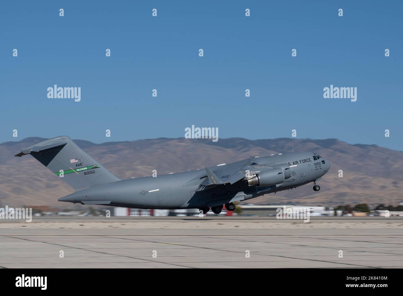 C-17 Globemaster IIIs avec l'escadre de transport aérien 62nd et F-15E Strike Eagles avec l'escadre de 366th Fighter mènent des tours de combat intégrés, 18 octobre 2022, Gowen Field, Idaho. Ces unités travaillent en tandem pour récupérer et lancer plusieurs avions à distance, comme dans un environnement de déploiement. (É.-U. Photo de la Garde nationale aérienne par le sergent d'état-major. Joseph R. Morgan) Banque D'Images