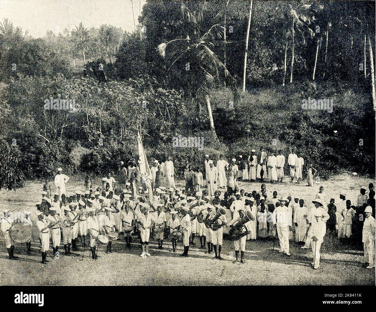 Le nouvel uniforme du groupe de musique de l'école du gouvernement allemand à Tanga (Afrique de l'est allemande) en 1900. Banque D'Images