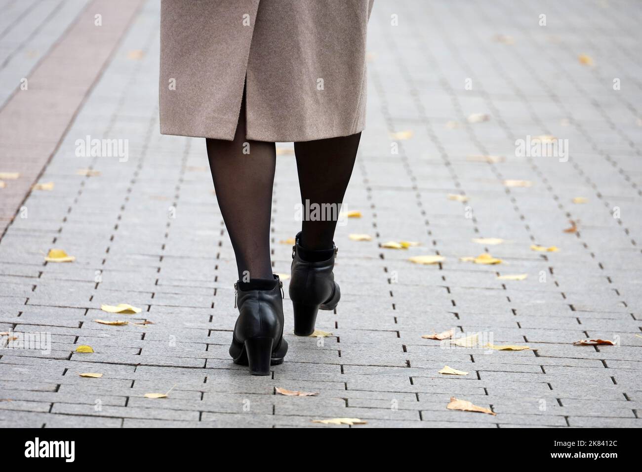 Jeune femme en bas et talons hauts Banque de photographies et d’images à haute résolution Alamy