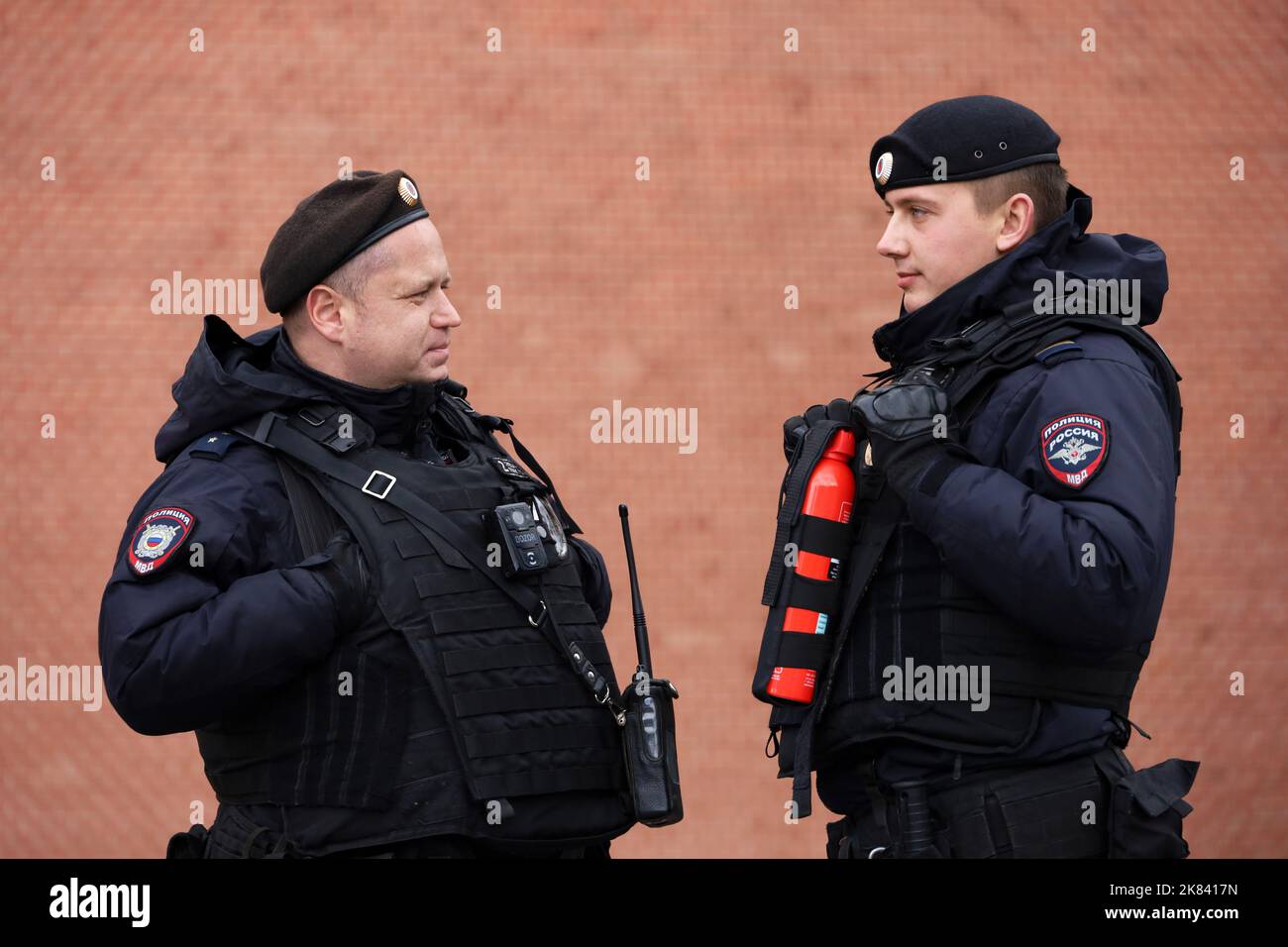 Deux policiers russes des forces spéciales en gilets pare-balles se tenant dans la rue de la ville Banque D'Images