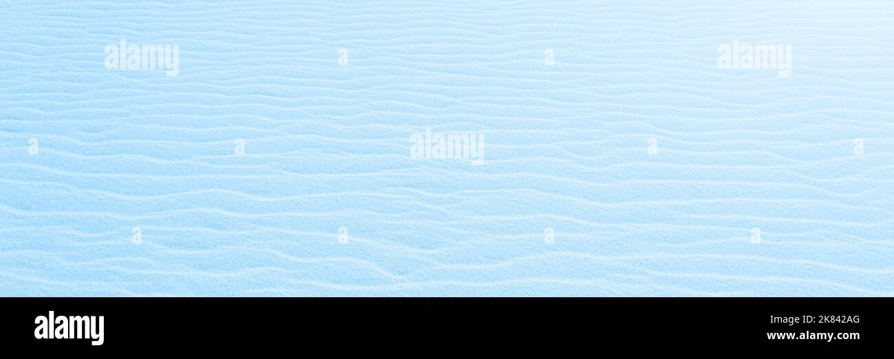 Gros plan sur un fond de texture sable de plage pour le papier peint et l'affiche. Texture de plage de sable bleue. Vue latérale du dessus. Longue bannière Banque D'Images