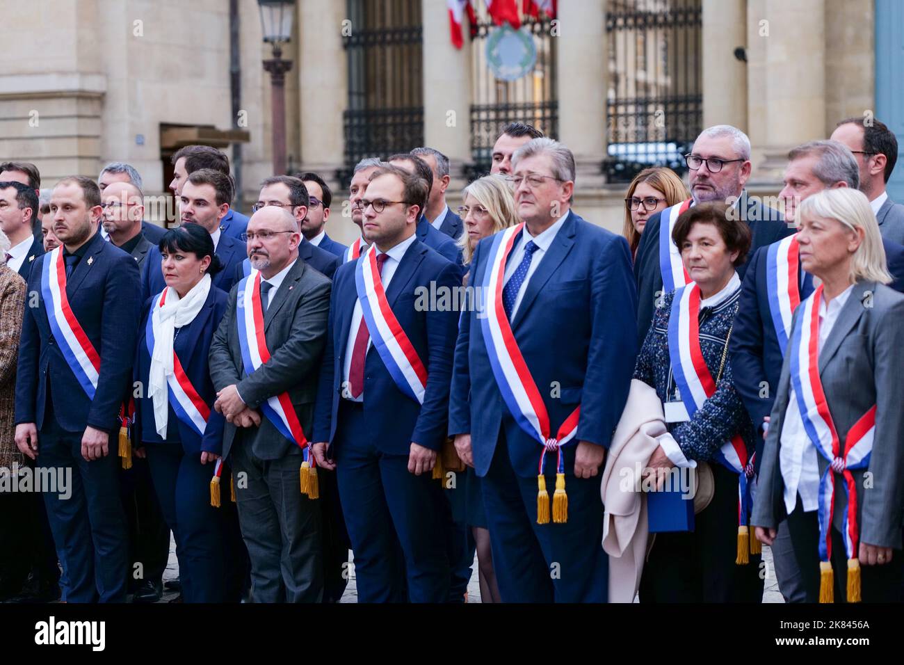 Paris, France, 20/10/2022. Marine le Pen, Jordan Bardella et des députés du rassemblement National rendent hommage à Lola, une jeune fille de 12 ans assassinée par un clandestin algérien à Paris, en faisant une minute de silence devant l'Assemblée nationale. Pierre Galan/Alamy Live News Banque D'Images