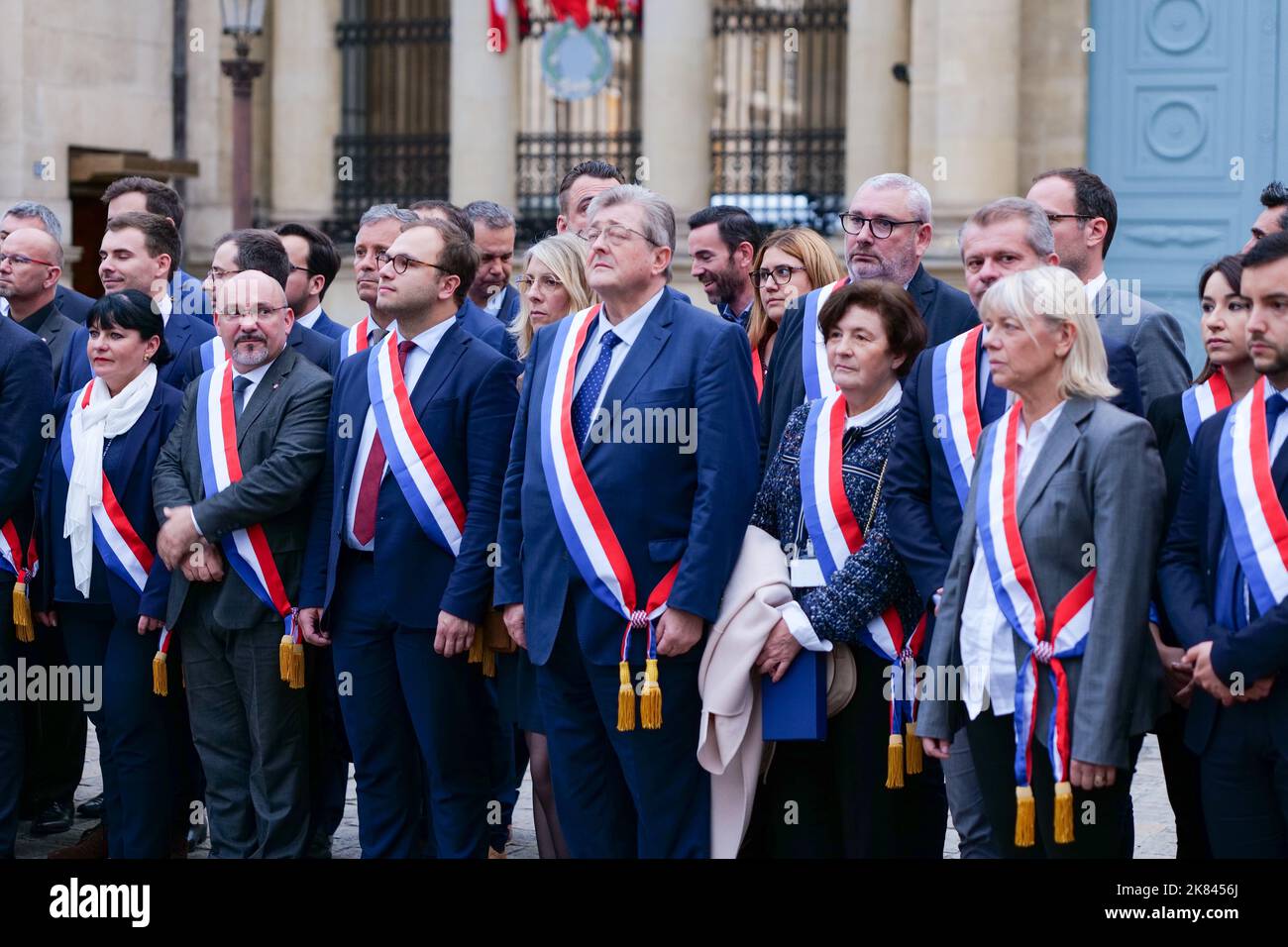 Paris, France, 20/10/2022. Marine le Pen, Jordan Bardella et des députés du rassemblement National rendent hommage à Lola, une jeune fille de 12 ans assassinée par un clandestin algérien à Paris, en faisant une minute de silence devant l'Assemblée nationale. Pierre Galan/Alamy Live News Banque D'Images