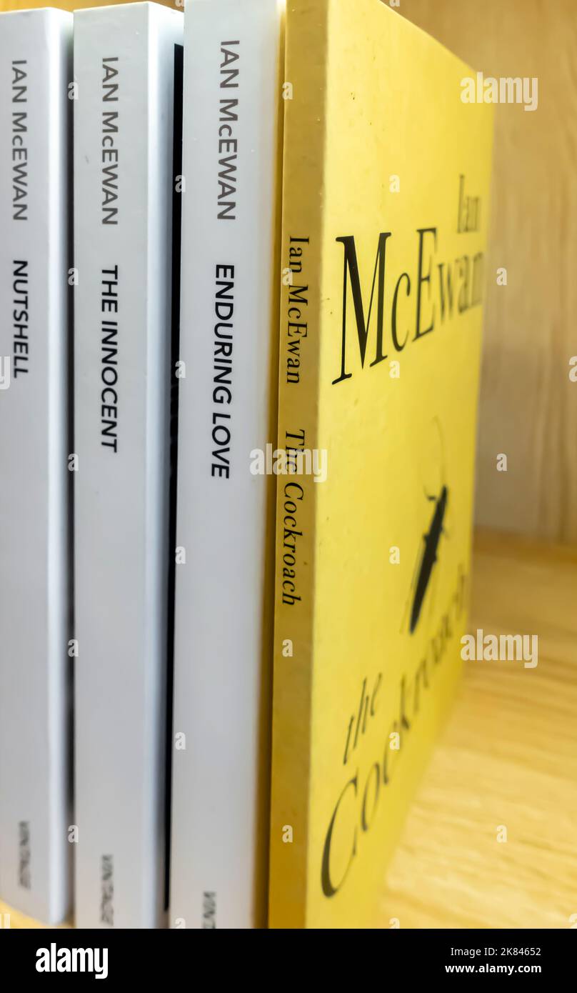 Les livres de Ian McEwan sur l'étagère de la librairie - le cafard, l'amour durable, et d'autres Banque D'Images