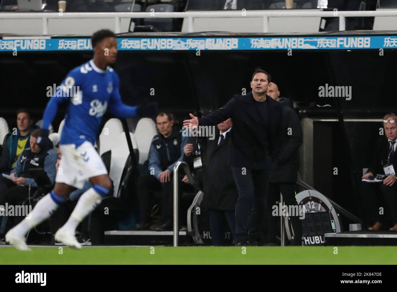 Frank Lampard, directeur d'Everton, fait des gestes du secteur technique lors du match de la Premier League entre Newcastle United et Everton au St. James's Park, Newcastle, le mercredi 19th octobre 2022. (Credit: Mark Fletcher | MI News) Credit: MI News & Sport /Alay Live News Banque D'Images