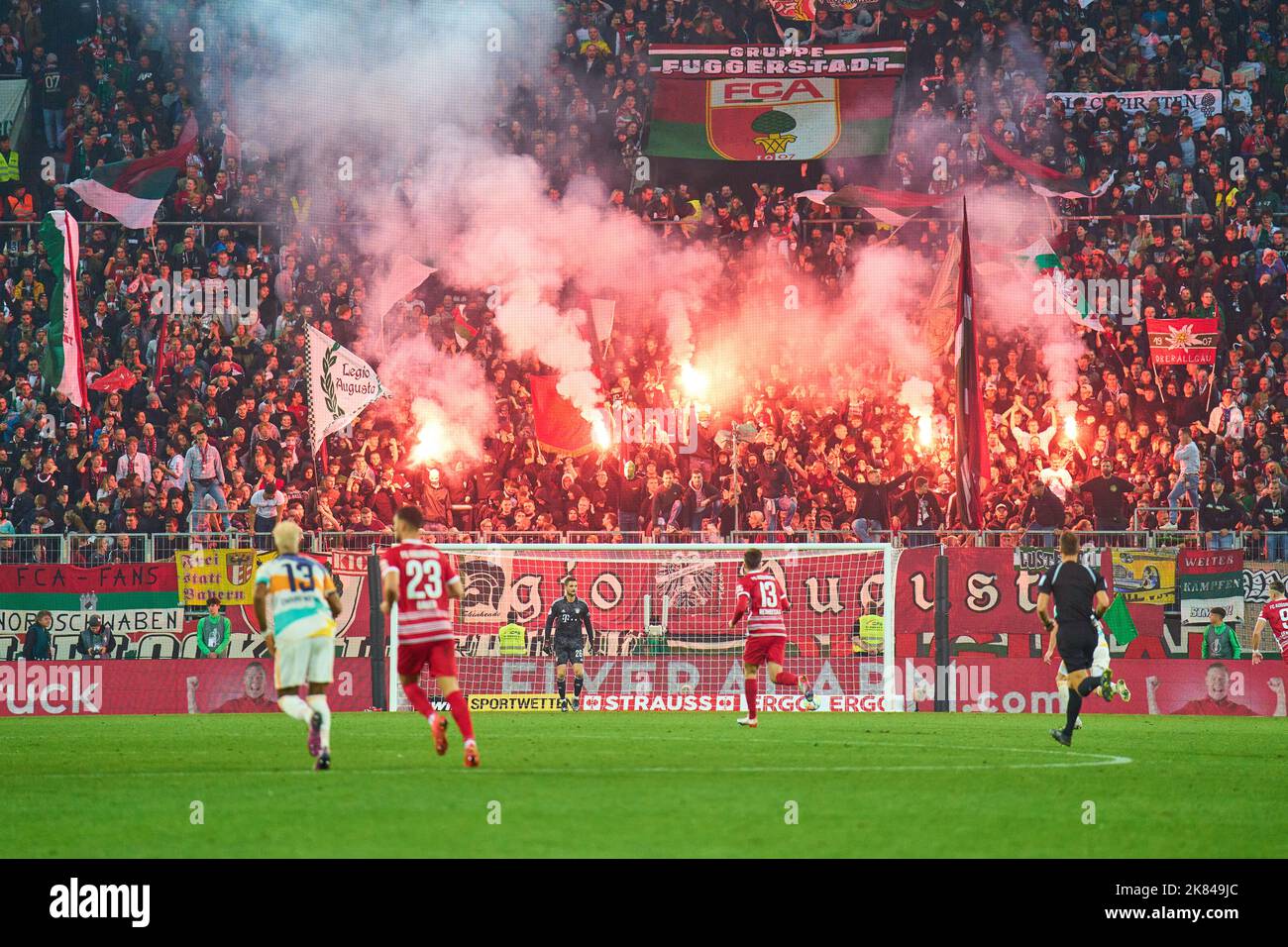 FCA fans dans le match coupe DFB deuxième tour FC AUGSBURG - FC BAYERN MUENCHEN 2-5 DFB-Pokal, Trophée de football allemand le 19 octobre 2022 à Augsbourg, Allemagne. Saison 2022/2023, 2.Runde, © Peter Schatz / Alay Live News les règlements du DFB interdisent toute utilisation de photographies comme séquences d'images et/ou quasi-vidéo. Credit: Peter Schatz/Alay Live News Banque D'Images
