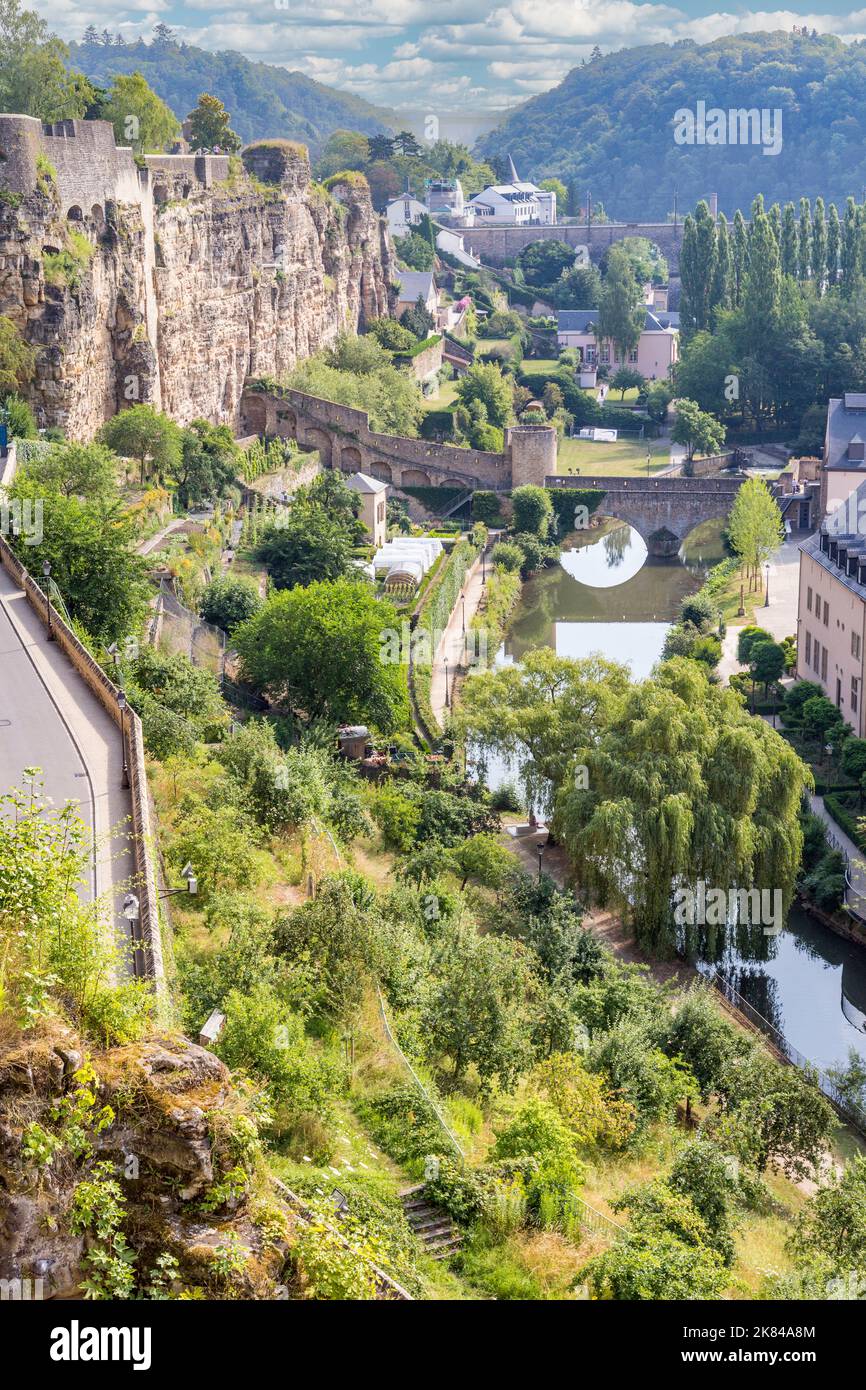 La Ville de Luxembourg, Luxembourg. Regardant vers le bas sur l'Alzette à partir de la ville de fortifications. Banque D'Images