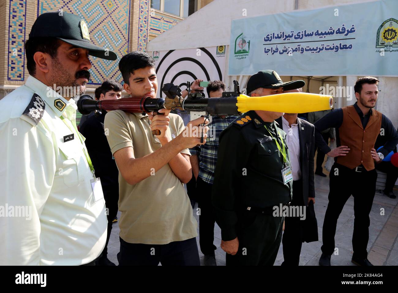 20 octobre 2022, Téhéran, Téhéran, Iran : un visiteur iranien pratique le tir avec un simulateur de lanceur à grenade à propulsion de roquettes (RPG) fabriqué en Iran lors de l'exposition internationale de sécurité et d'équipement de police de 19th (IPAS 2022) à la grande mosquée de Mosalla à Téhéran, en Iran, sur 20 octobre 2022. L'idée de tenir une exposition IPAS a pris forme en 2001 à l'initiative du commandant de l'alors Force de police de la République islamique d'Iran. Le premier mandat a eu lieu la même année, intitulé «œ IPAS 2002: Le 2001 mars, sur les équipements de police, de sécurité et de sécurité sur le lieu de la réunion Banque D'Images