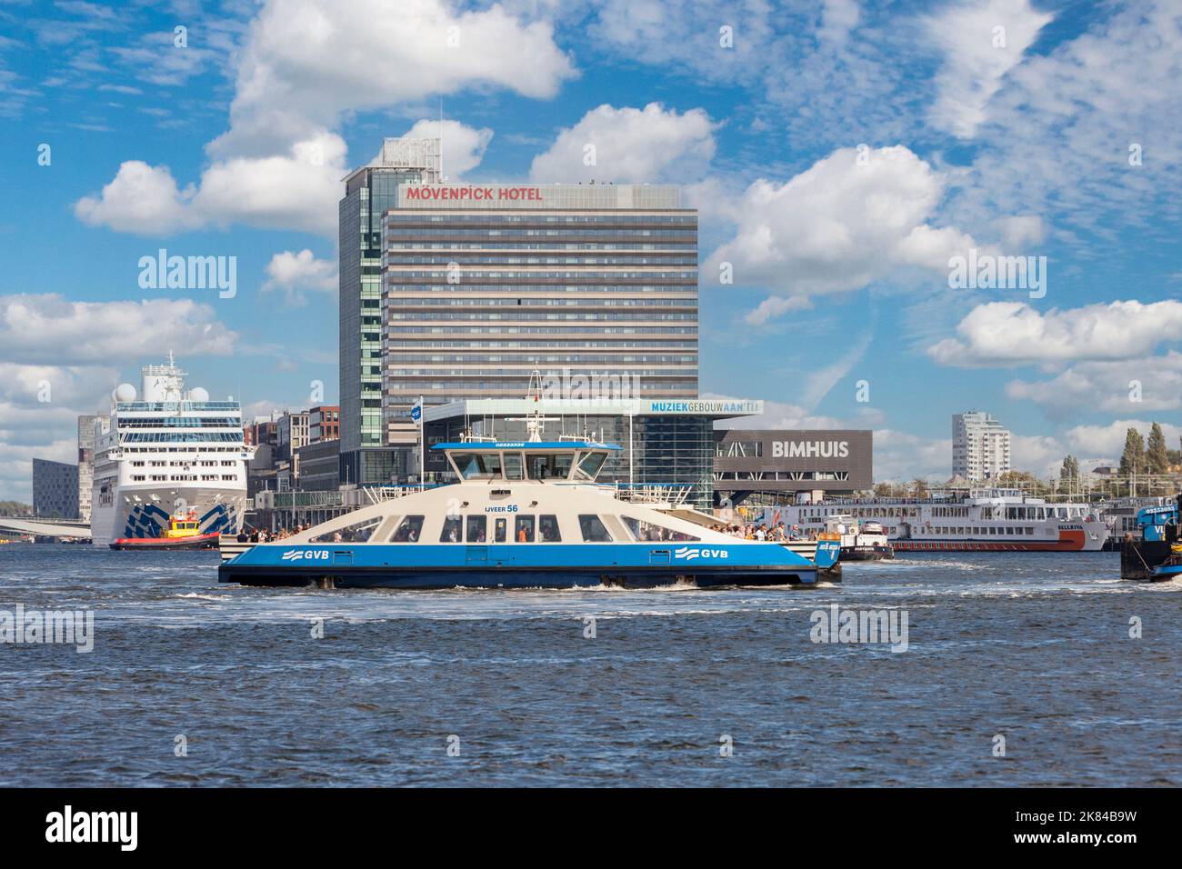 Amsterdam, Pays-Bas. Ferry gratuit. Bateau de croisière de l'océan à la borne sur la gauche. Banque D'Images