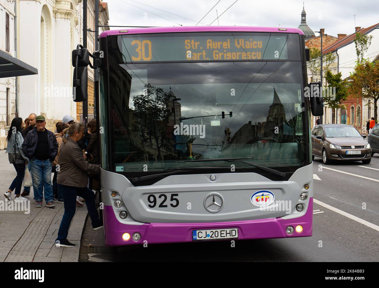 Cluj-Napoca, Roumanie - 17 septembre 2022: Cluj-Napoca société de transport public bus en circulation le 21 décembre 1989 Boulevard à Cluj-Napoca. Banque D'Images
