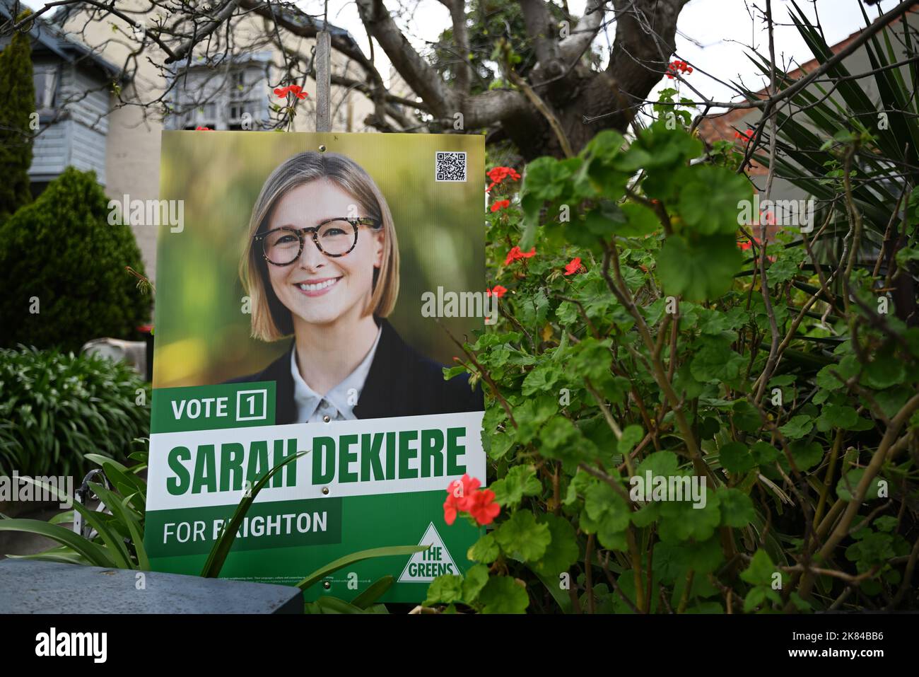 Campagne pour Sarah Dekiere, la candidate des Verts à Brighton à l'élection d'état à venir, nichée parmi les plantes en face d'une maison Banque D'Images