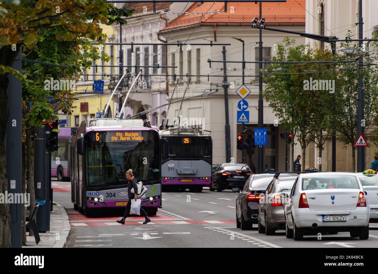Cluj-Napoca, Roumanie - 17 septembre 2022: Cluj-Napoca société de transport public trolleybus sont en circulation le 21 décembre 1989 boulevard à Cluj-Napo Banque D'Images