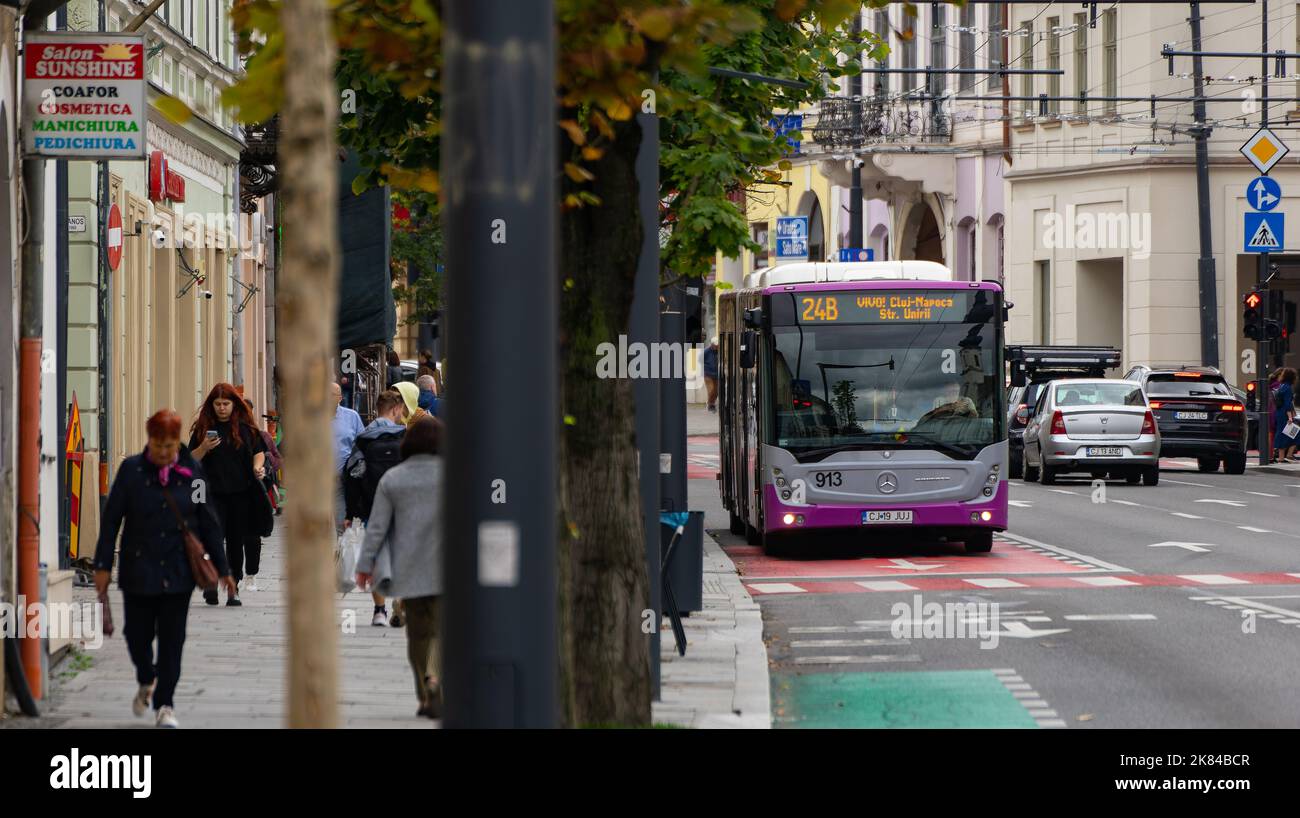 Cluj-Napoca, Roumanie - 17 septembre 2022: Cluj-Napoca société de transport public bus en circulation le 21 décembre 1989 Boulevard à Cluj-Napoca. Banque D'Images