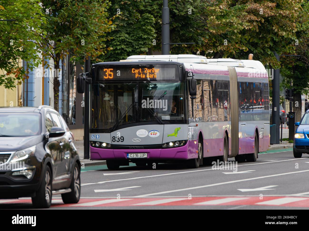Cluj-Napoca, Roumanie - 17 septembre 2022: Cluj-Napoca société de transport public bus en circulation le 21 décembre 1989 Boulevard à Cluj-Napoca. Banque D'Images