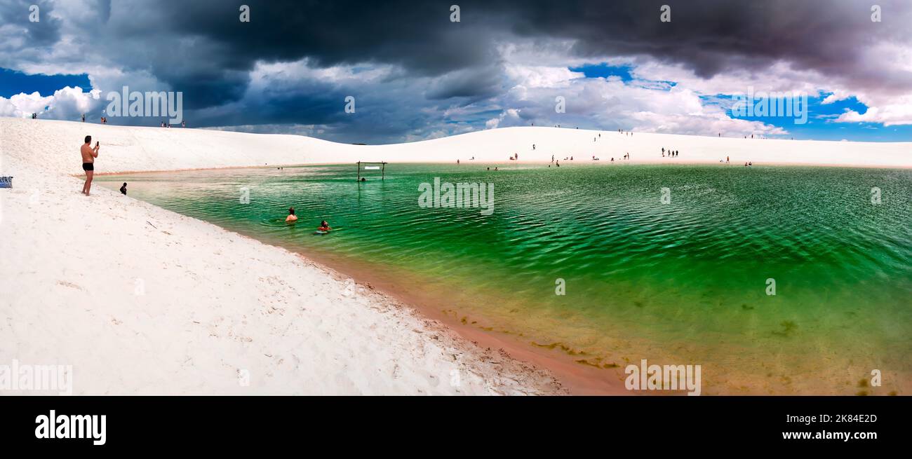 Lagoa Azul (lagon bleu) est situé dans le parc national de Lencosis Maranhenses, au Brésil. Banque D'Images