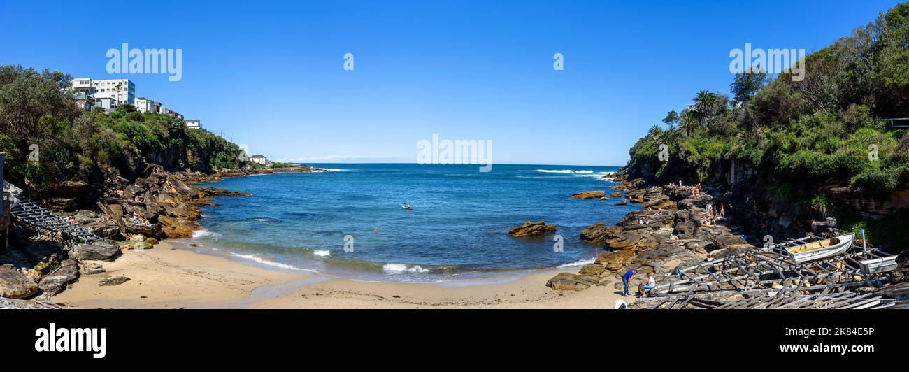 Vue sur la mer de Tasman depuis la plage de Gordon's Bay à Sydney, en Australie Banque D'Images