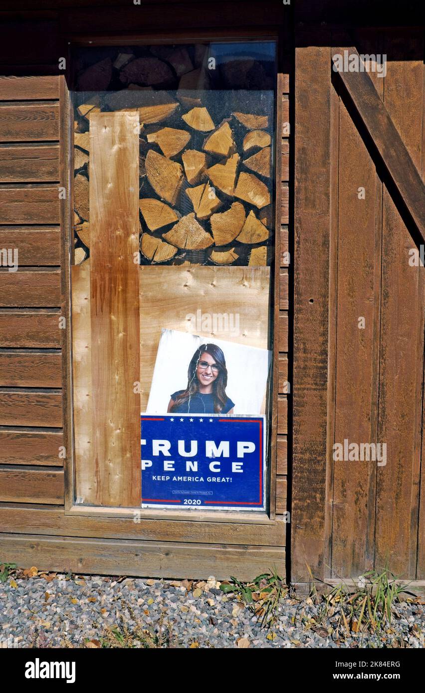 Une fenêtre avec du bois en pierre a un écriteau pour Trump Pence avec un de Lauren Boebert dans un bâtiment à Silverton, Colorado. Banque D'Images