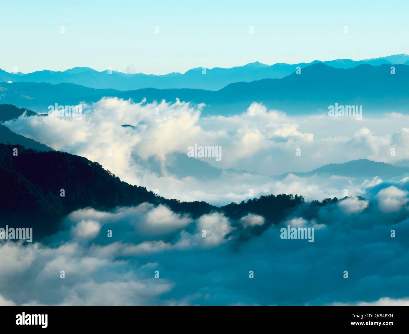 Vue aérienne sur les montagnes et les nuages au coucher du soleil en été. Hehuan Mountain, Taïwan. Banque D'Images
